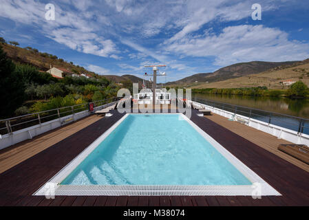 Paesaggio della Valle del Douro visto dal ponte superiore della nave da crociera Douro Spirit ormeggiata a Barca d’Alva, Portogallo, Europa Foto Stock