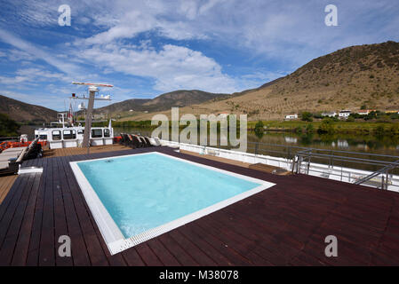 Paesaggio della Valle del Douro visto dal ponte superiore della nave da crociera Douro Spirit ormeggiata a Barca d’Alva, Portogallo, Europa Foto Stock