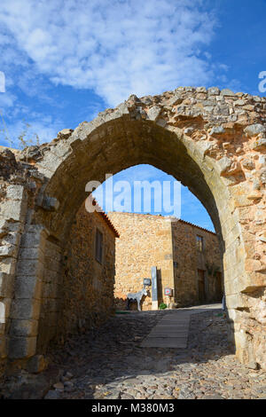 La pietra medievale arco di ingresso al villaggio storico Castelo Rodrigo, Portogallo Foto Stock