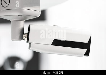 Grande bianco professional telecamera di sorveglianza. CCTV montato sul soffitto. La sicurezza il concetto di sistema. Copyspace, sfondo neutro. Foto Stock