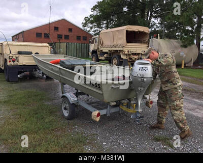 Louisiana National Guard Sgt. Blayne Guidry, sede e Sede Società, 2° Battaglione, 156Reggimento di Fanteria esegue un controllo di fattibilità su una ricerca e la barca di salvataggio in Abbeville, Louisiana, 28 agosto 2017. La LANG ha iniziato a staging guardie, apparecchiature e veicoli in preparazione al potenziale allagamento in risposta a uragano Harvey. (Foto di cortesia dal 2° Battaglione, 156Reggimento di Fanteria) 170827-Z-XX999-001 dalla Louisiana National Guard Foto Stock