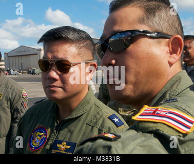 Philippine Air Force Brig. Gen. Antonio Ramon Lim, commander, 5° Fighter Wing, il PAF e U.S. Air Force Lt. Col. Scott Oka, commander, 203rd Air Refuelling Squadron, Hawaii Air National Guard per discutere le funzionalità del KC-135 Stratotanker, Sett. 22, 2017, Base comune Harbor-Hickam perla, HI. Lo scambio è stato parte della Guardia nazionale dello Stato del programma di partenariato che costruisce le relazioni attraverso strutture militari impegni a sostegno della difesa agli obiettivi di protezione. (U.S. Air National Guard foto di Senior Airman Orlando Corpuz) 170922-Z-PW099-455 da Hawaii Air National Guard Foto Stock