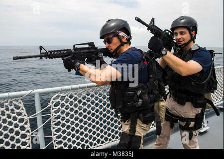 170926-N-GR361-051 stretto di Malacca (sett. 26, 2017) Fire Controlman 1a classe Richard E. Byrd e il tenente Jonathon Godbolt, assegnato al programma Littoral Combat Ship USS Coronado LCS (4), conduce la visita, scheda, ricerca e sequestro (VBSS) trapani a bordo di Royal Malaysian navy ship FD Lekir (F26) come parte della formazione marittima attività (MTA) Malaysia 2017. Il Coronado è a rotazione la distribuzione negli Stati Uniti 7 flotta area di responsabilità, il pattugliamento della regione marine e scafo di lavoro-a-scafo con marine partner per fornire 7 flotta con le funzionalità flessibili di cui ha bisogno ora e in futuro. (U.S. Navy phot Foto Stock