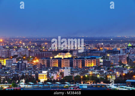 Tehran, Iran - 27 Aprile 2017: vista della città iraniana nel crepuscolo della sera. Foto Stock