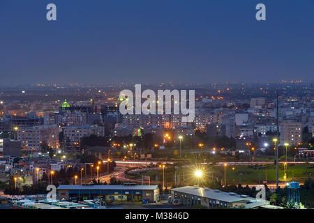 Tehran, Iran - 27 Aprile 2017: panorama della città iraniana con edifici bassi in serata. Foto Stock