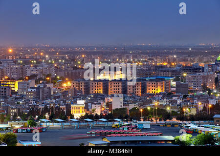 Tehran, Iran - 27 Aprile 2017: vista serale della città iraniana con la fermata del bus. Foto Stock