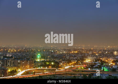 Tehran, Iran - 27 Aprile 2017: vista dall'alto di una serata iraniana città in una nebbia. Foto Stock