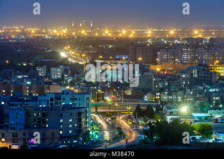 Tehran, Iran - 27 Aprile 2017:vista della città iraniana con una strada nel crepuscolo della sera. Foto Stock