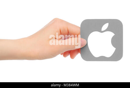 Kiev, Ucraina - 18 Maggio 2016: mano trattiene Apple icona stampata su carta. Apple è una multinazionale americana technology company Foto Stock