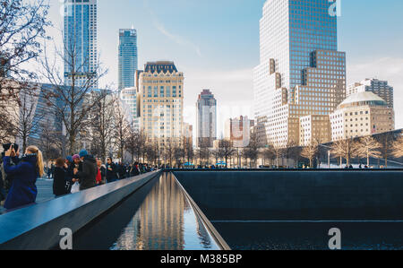 New York City, USA - 20 marzo 2017 : Ground Zero 9/11 Memorial architettura geometrica ed edifici. Il Memorial onora le persone uccise nel terrore Foto Stock