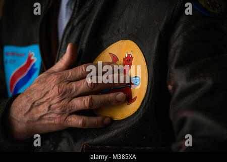 Jack Goldstein, 93, spiegando il suo orgoglio per il 535th Bomb Squadron e lo squadrone del logo. Goldstein è un B-17 Flying Fortress vita gunner per l'esercito Forze aeree dal 1943 al 1945. Egli ha completato 25 bombardamenti missioni oltre l'Europa occidentale. (U.S. Air Force foto/Bennie J. Davis III) bombe lontano da AirmanMagazine Foto Stock