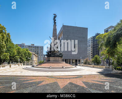 Marechal Deodoro square, Julio de Castilhos monumento e Palazzo di Giustizia (Palacio de Justica) in downtown - Porto Alegre, Rio Grande do Sul - Brasile Foto Stock