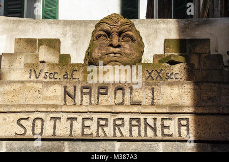 Napoli - Italia - 11/28/2016 ingresso a te Metropolitana di Napoli , il vecchio acquedotto e cisterne Foto Stock