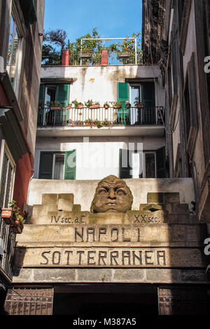 Napoli - Italia - 11/28/2016 ingresso a te Metropolitana di Napoli , il vecchio acquedotto e cisterne Foto Stock