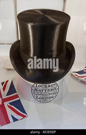 Londra, St James's un top hat sul display nella finestra posteriore di Lock & Co Hatters nel passaggio a corona off Pall Mall Foto Stock