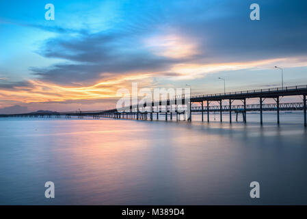 Panorama scena di trasporto cargo bridge al Seaport lungo twilight sky a bella Foto Stock