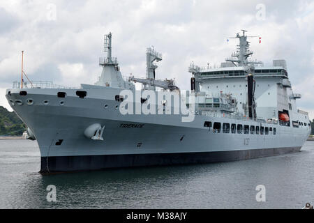 170807-XN177-066 Yokosuka, Giappone (Agosto 7, 2017) Il British marea classe di navi della Royal Fleet Auxiliary fleet tanker RFA Tiderace (A137) arrivano a le attività della flotta (FLEACT) Yokosuka per una porta programmata visita. FLEACT Yokosuka fornisce, mantiene e gestisce servizi di base e servizi a sostegno degli Stati Uniti 7 della flotta di inoltro distribuito le forze navali, 71 comandi tenant e 26.000 militari e civili. (U.S. Foto di Marina di Massa lo specialista di comunicazione 1a classe Pietro Burghart/RILASCIATO) British Royal fleet tanker arriva a le attività della flotta Yokosuka per la porta visita da #PACOM Foto Stock