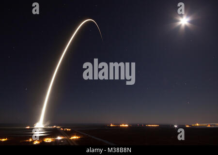 SpaceX lancia il satellite EchoStar XXIII in orbita usando Falcon 9. Il booster del primo stadio atterra sulla piattaforma di atterraggio ASDS dopo il successo dell'implementazione dal Kennedy Space Center. Foto Stock