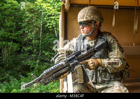 Spc. Ben Pasquarello dal 251st Engineer Company (Sapper) tira la protezione di un convoglio nel retro di un LMTV a forze canadesi Gagetown di base in New Brunswick, Canada Agosto 16th, 2017. 170816-Z-JY390-9 da Maine esercito nazionale Guard Foto Stock