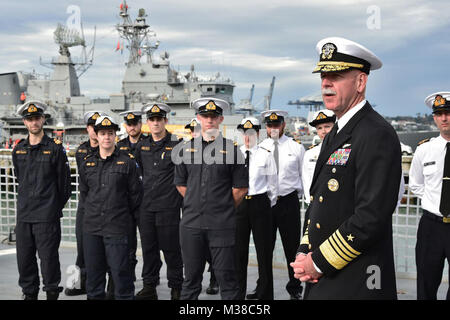 AUCKLAND, Nuova Zelanda (Agosto 17, 2017) Adm. Scott Swift, comandante della U.S. Flotta del Pacifico, parla ai membri dell'equipaggio a bordo del Royal New Zealand Navy's HMNZS Te Kaha (F77), ringraziandoli per la loro recente assistenza e supporto durante il lavoro con il vettore Nimitz Strike gruppo nel Pacifico occidentale. Durante la sua visita in Nuova Zelanda, Swift ha parlato anche presso la flotta Warfare Forum ospitato dal Royal New Zealand Navy. (Royal New Zealand Navy photo) Il comandante, U.S. Flotta del Pacifico in visita con la Nuova Zelanda i membri dell'equipaggio da #PACOM Foto Stock