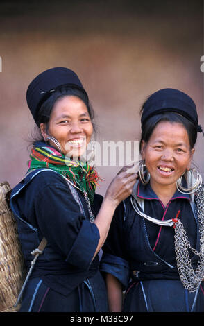 Il Vietnam. Sapa. Le donne di nero hilltribe Hmong disponendo un orecchino. Ritratto. Foto Stock