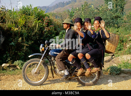 Il Vietnam. Sapa. L uomo e la donna di Black Hmong hilltribe sul vecchio motorbicycle russo (modello Minsk). Foto Stock