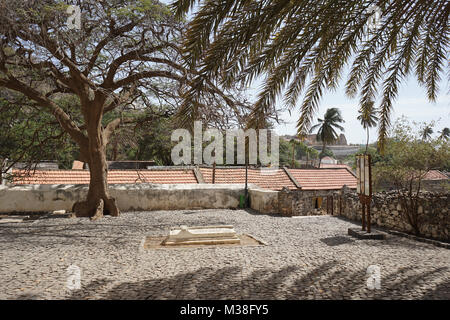 Tomba di fronte la chiesa di Nossa Senhora do Rosario", Cidade Velha, isola di Santiago, Capo Verde Foto Stock