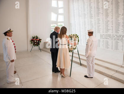 171103-N-SU707-197 PEARL HARBOR, Hawaii (nov. 3, 2017) DEGLI STATI UNITI Pacifico Comando (USPACOM) Commander, ADM. Harry Harris, osserva che il Presidente Trump e la First Lady Melania Trump in quanto presentano una corona in onore dei caduti i membri del servizio presso la USS Arizona Memorial. Il Presidente è in Hawaii per ricevere un briefing dal USPACOM prima del viaggio in Giappone, la Repubblica di Corea, Cina, Vietnam e Filippine da novembre 3-14. Durante il viaggio il presidente avrà la sottolineatura del suo impegno di lunga data di alleanze degli Stati Uniti e partenariati e riaffermare la leadership degli Stati Uniti nel promuovere una libera e Foto Stock