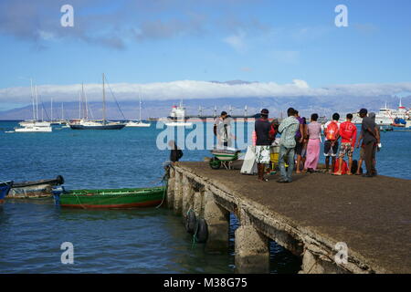 Guardare la gente lo scarico di Fisher barche in Mindelo, Sao Vincente, Capo Verde Foto Stock