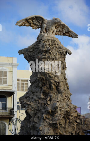 Statua di un'aquila, Àguia do Mindelo, Mindelo, Sao Vicente Capo Verde, un monumento al primo incrocio di aria del Sud Atlantico Foto Stock