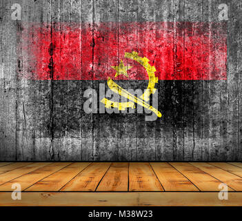 Angola bandiera dipinta su una texture di sfondo di cemento grigio con pavimento in legno Foto Stock