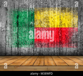 Benin bandiera dipinta su una texture di sfondo di cemento grigio con pavimento in legno Foto Stock