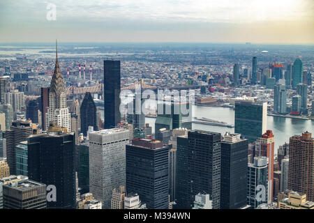 Vista aerea di New York City Manhattan con grattacieli e strade. Foto Stock