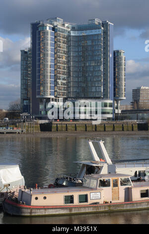 Vista sul Fiume Tamigi da Imperial Wharf per Hotel Rafayel, Wandsworth, London REGNO UNITO Foto Stock