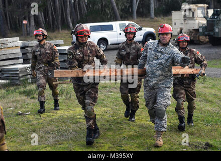 I partecipanti portano un puntone durante il 2017 U.S. - La Cina la gestione del disastro di Exchange a Camp Rilea, Ore., nov. 17. L annuale esercito degli Stati Uniti del Pacifico (USARPAC) la cooperazione in materia di sicurezza evento con l'Esercito di Liberazione del Popolo (PLA) è un occasione per condividere le lezioni apprese tra USARPAC e il PLA al fine di aumentare la capacità di rispondere alle catastrofi naturali nella regione del Pacifico. (U.S. Air Force foto di Nathan H. Barbour) USA e soldati cinesi di partecipare in un disastro per la gestione di Exchange in Oregon da #PACOM Foto Stock