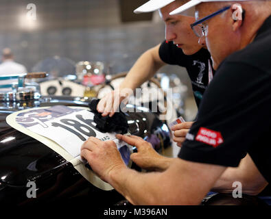 Brescia, Italia. 17th, maggio 2017. Equipaggio composto da Martien Heinrichs e Bob Nieuwenhuijzen dei Paesi Bassi con il loro modello auto Bentley (GB) 1948, sono Foto Stock