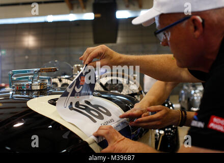 Brescia, Italia. 17th, maggio 2017. Equipaggio composto da Martien Heinrichs e Bob Nieuwenhuijzen dei Paesi Bassi con il loro modello auto Bentley (GB) 1948, sono Foto Stock