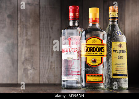 POZNAN, Polonia - Dic 15, 2017: bottiglie di popolare il gin globale marchi: Gordons, Beefeater e Seagram Foto Stock