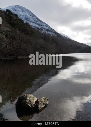 Coperta di neve Grasmoor riflessa in acqua Crummock, Parco Nazionale del Distretto dei Laghi, Cumbria, Regno Unito Foto Stock