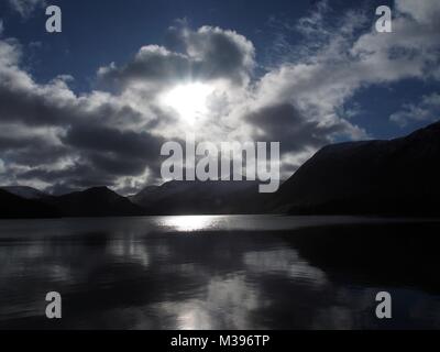 Inverno il sole si riflette in Crummock acqua, Parco Nazionale del Distretto dei Laghi, Cumbria, Regno Unito Foto Stock