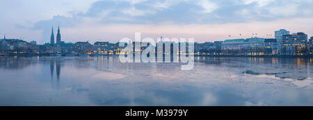 Nave passeggeri del fiume Alster ad Amburgo, Germania Foto Stock