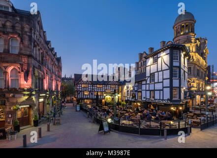 Il caos e il caos piazza di sera, Manchester, Greater Manchester, Inghilterra, Regno Unito Foto Stock