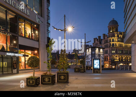 La nuova cattedrale strada guardando verso il caos e Corn Exchange, il centro città di Manchester, Manchester, Inghilterra, Regno Unito Foto Stock