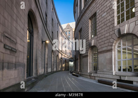 Biblioteca a piedi e Biblioteca centrale di Manchester, Manchester, Greater Manchester, Inghilterra, Regno Unito Foto Stock