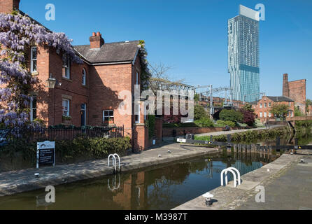 Duchi di blocco, bloccare i detentori Cottage e Beetham Tower, Rochdale Canal, Castlefield, Manchester, Greater Manchester, Inghilterra, Regno Unito Foto Stock