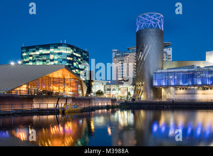 L'Alchimista edificio e Lowry Centre di notte, Salford Quays, Greater Manchester, Inghilterra, Regno Unito Foto Stock
