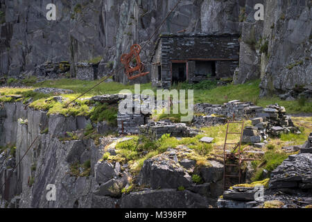 Vecchia miniera lavorano i macchinari e le scalette di accesso, Dinorwic cava di ardesia, Snowdonia National Park, North Wales, Regno Unito Foto Stock