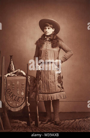 Annie Oakley (1860-1926) è stato un eccezionale American sharpshooter che divenne famoso mentre si esegue in Buffalo Bill's Wild West Show. Foto c1887-1880s da Elliott & Fry, Londra, Inghilterra. Foto Stock