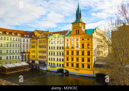 Praga, Repubblica Ceca - 31 dicembre 2017: il fiume Moldava Embankment e Smetana Museum, vista dal Ponte di Carlo Foto Stock