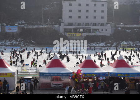 Hwacheon, Repubblica di Corea. Il 22 gennaio 2018. I partecipanti la pesca sul ghiaccio sulla congelati Hwacheon nel fiume Sancheoneo Festival di ghiaccio nei pressi di Pyeongchang Olypics Foto Stock